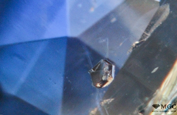 Включение кристалла ильменита в природном не облагороженном сапфире. Режим просмотра - тёмнопольное освещение.