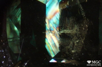 Anomalous interference colors in synthetic emerald. View mode passing polarized light, Nicols are crossed (+).
