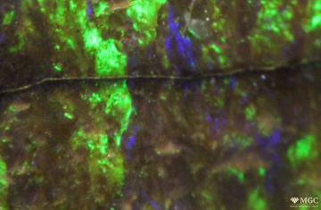 Directed subparallel color spots in synthetic opal. View mode - reflected light.