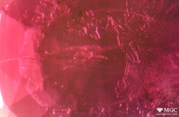 Relics of flux in the form of veils in synthetic ruby. The "rough" relief of flux inclusions is characteristic. View mode - dark light.