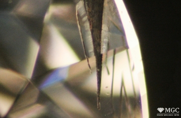 Тензорные трещины ыокруг включения флюса в HPHT-синтезированном алмазе. Режим просмотра - темнопольное освещение