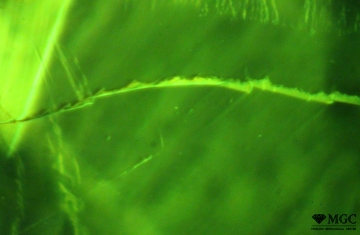 Трещина со спайными выколами в природном хромдиопсиде. Режим просмотра - темнопольное освещение