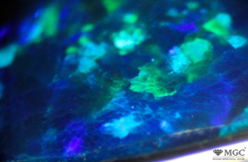 Pebbled surface in synthetic opal. View Mode - Reflected Light 