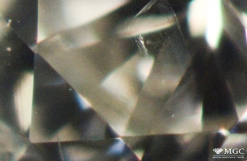 Включение типа "алмаз в алмазе" в природном алмазе. Режим просмотра - тёмнопольное освещение.