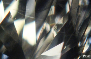 Внутренний и поверхностный грейнинг в природном алмазе. Режим просмотра - темнопольное освещение.