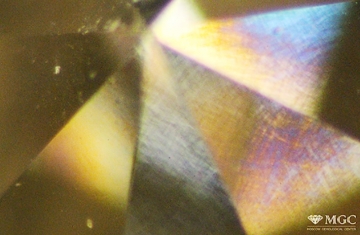 Структура типа "Татами" и аномальные интерференционные окраски в природном алмазе II типа. Условия просмотра - поляризованный свет, николи +.