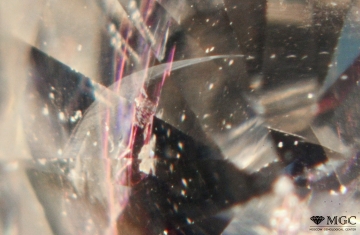 "Флэш"-эффект, возникающий на границе раздела алмаз-стекло в облагороженном бриллианте. Режим просмотра - проходящий свет.