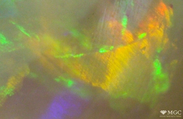 Опалесценция (игра цветовых пятен) в природном опале. Режим просмотра - отражённый свет.