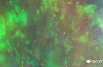 Опалесценция (игра цветовых пятен) в природном опале. Режим просмотра - отражённый свет.