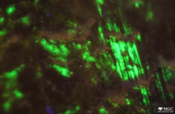 Цветовые пятна с гранулированным рисунком типа "кожа змеи" в синтетическом опале. Режим просмотра - отражённый свет.