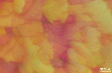 Сотовая структура цветовых пятен (типа "кожа змеи") в синтетическом опале. Режим просмотра - отражённый свет.