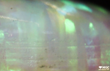 Ориентированные цветовые пятна столбчатого облика в синтетическом опале. Режим просмотра - отражённый свет.